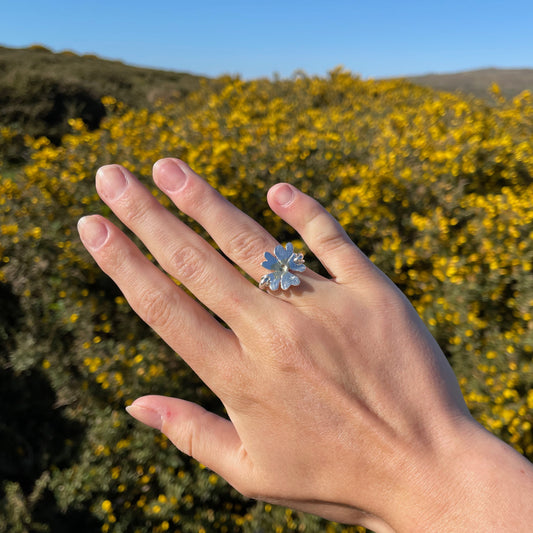 Expanded Skies Dartmoor Primrose Ring captures the joyful sight of Dartmoor primroses that adorn the banks and wooded paths.
Totally handcrafted on the edge of Dartmoor in recycled fine silver with accents of recycled 24ct gold created with the Korean gilding technique of Keum Boo.