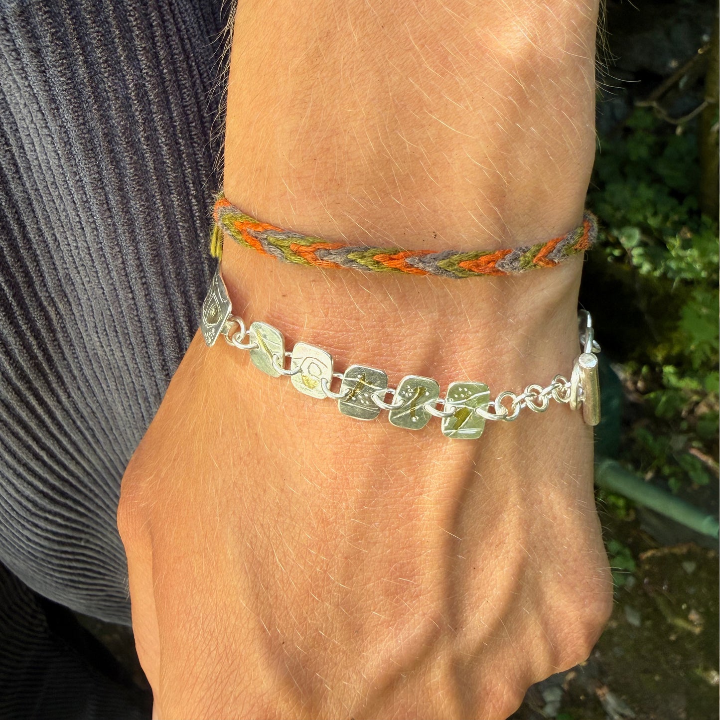 The Expanded Skies Dartmoor minnows bracelet captures the graceful beauty of the minnows as they somersault through the glistening River Dart at Hembury Woods, created in fine and sterling silver with 24ct gold accents. The chain is created with hand engraved fine silver panels with 24ct gold accents depict the moving river. Understated and beautiful, it can be worn every day or for special occasions, for men and women.The bracelet is totally handcrafted on the edge of Dartmoor from recycled precious metals